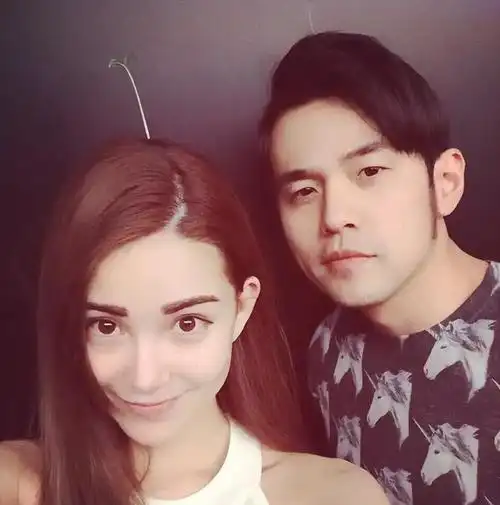 周杰伦晒老婆美照营业昆凌转发喊话老公带娃夫妻日常互动超甜