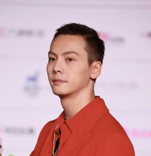 圆脸的男生留4cm飞机头好帅!