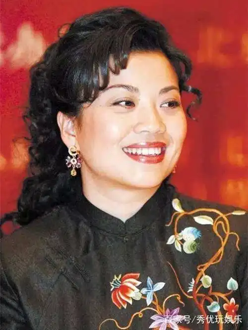 张也似乎又回到我们的视野,她依然是我们熟悉的歌手,只是她比以前胖了