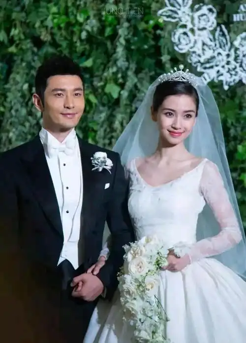 还有前夫黄晓明都是踩着零点为baby庆生,那会两个人的感情是真好,经常