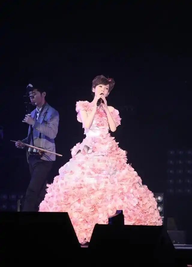 51岁不老女神周慧敏红馆开唱 百变造型惊艳亮相纪念出道30周年