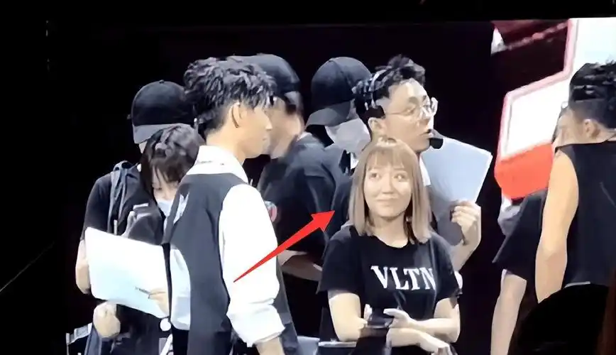 王俊凯|粉丝曝王俊凯与经纪人恋爱穿情侣装,更多蛛丝马迹被扒,男方疑