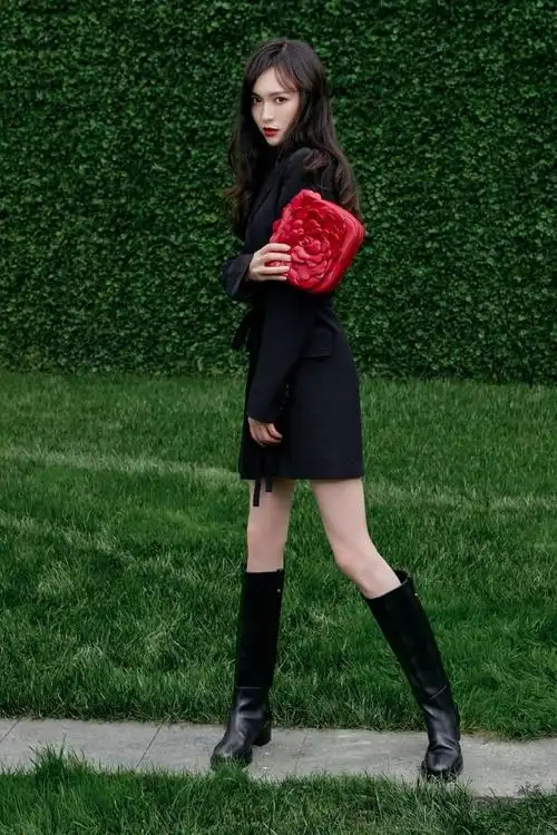 组图:唐嫣黑色西装裙搭配长筒靴,简洁大气不失优雅