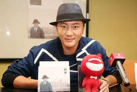 专访关喆:意外踏入歌坛走红 为爱写痛心情歌