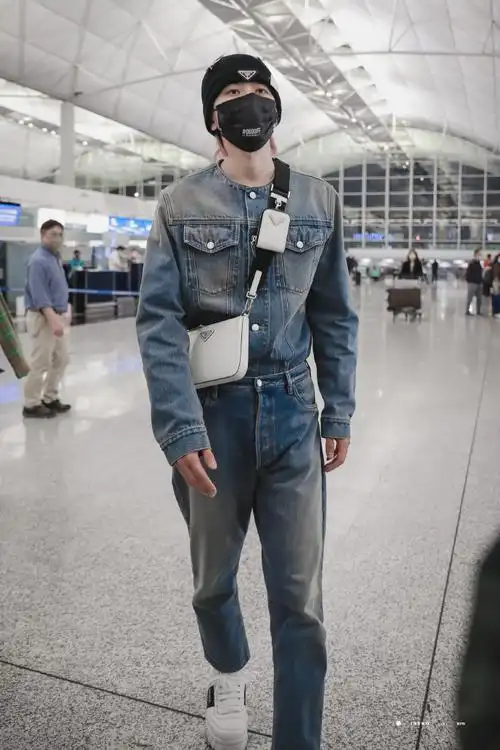 蔡徐坤米兰时装周出发机场图##蔡徐坤粉发造型