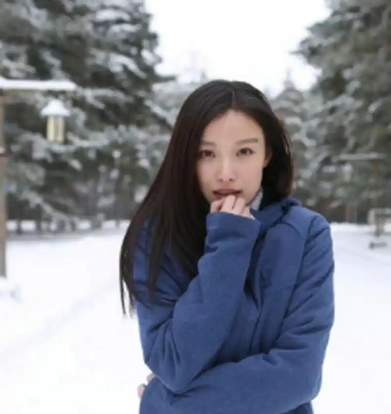 倪妮雪地照片,蓝色套装,有点回忆杀了,让我想起了那部电影《匆匆那年