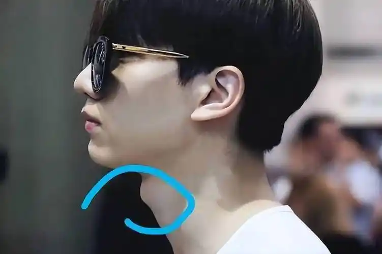 男性_影响_喉结