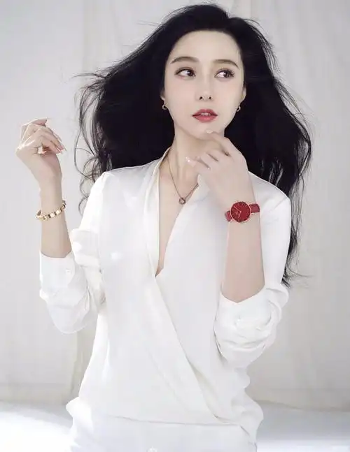 > 范冰冰穿深v白西装秀身材 皮肤白皙气质干练