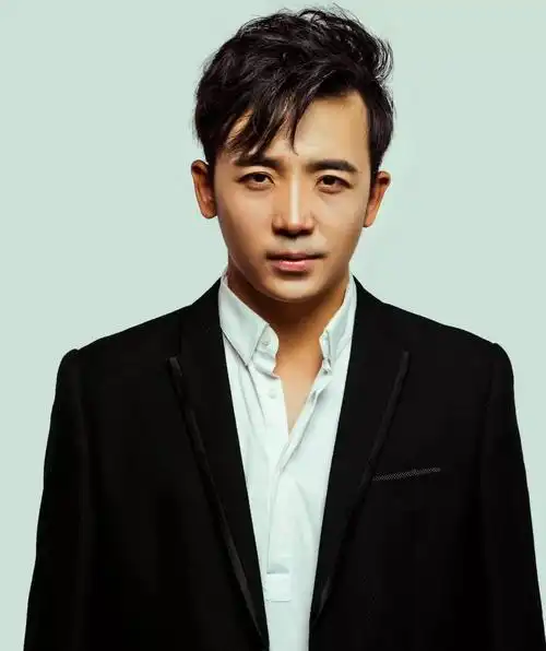 毕业于内蒙古师范大学音乐系,之后外出进修,师从台湾著名音乐制作人