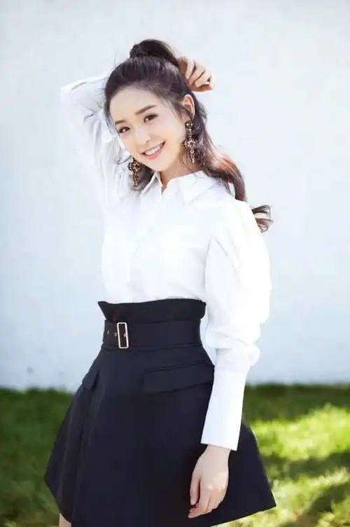 金雯昕曝夏日写真发光女孩盛夏强吸睛