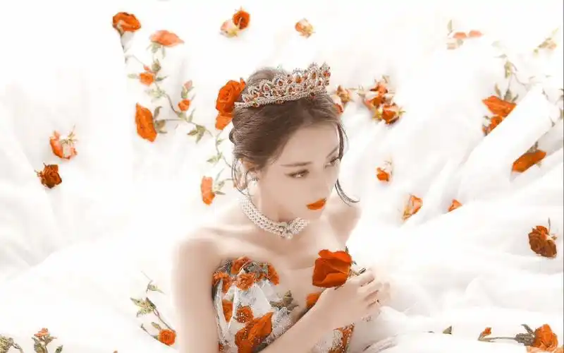 [迪丽热巴星光大赏]既是玫瑰庄园的公主73,又是高贵冷艳的御姐美丽