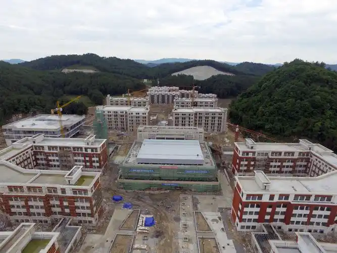 贵州省龙里中学