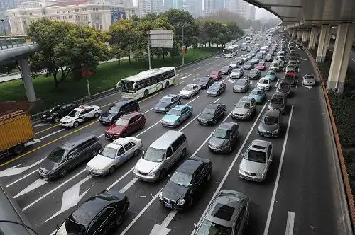 2月28日上班早高峰时段,上海市延安东路车水马龙.