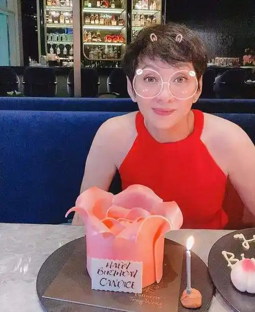 周润发前妻余安安晒63岁生日照,抱孙子拍全家福,面色红润状态好_腾讯