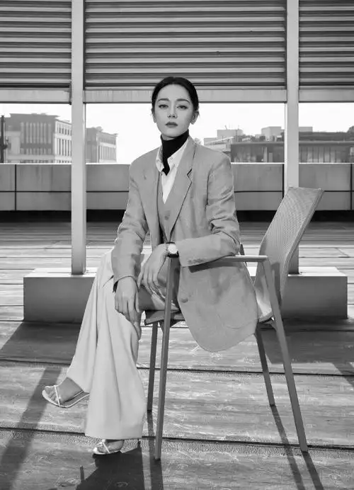 好霸气!热巴穿西装秒变女总裁 手插裤兜眼神凌厉