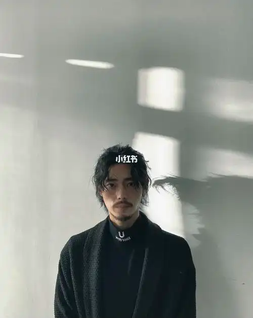 这种感觉真的超级酷 特别有气质适合脸型比较显瘦 五官立体趁着年轻