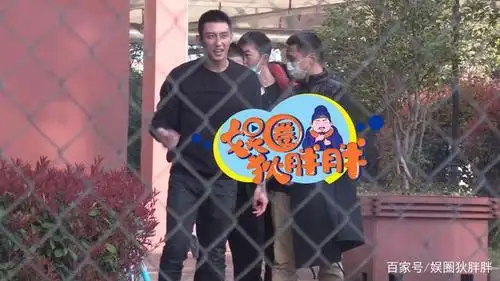 黄景瑜获父母探班心情好,片场不戴口罩意识差