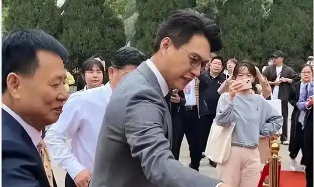 46岁靳东现身济南大学身材高大打扮得体被吐槽装文化人
