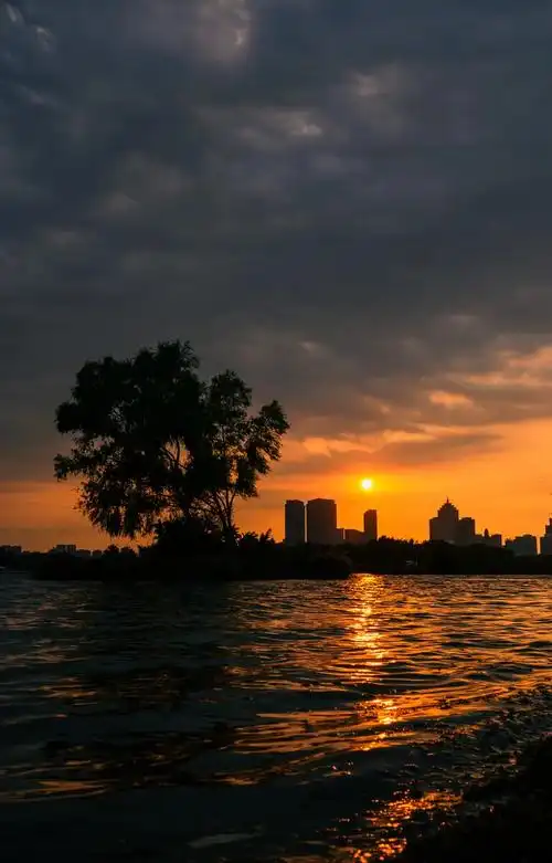 夕阳下的青春 在浑河边拍风景,心想要是有人在就好了.正好遇到 - 抖音