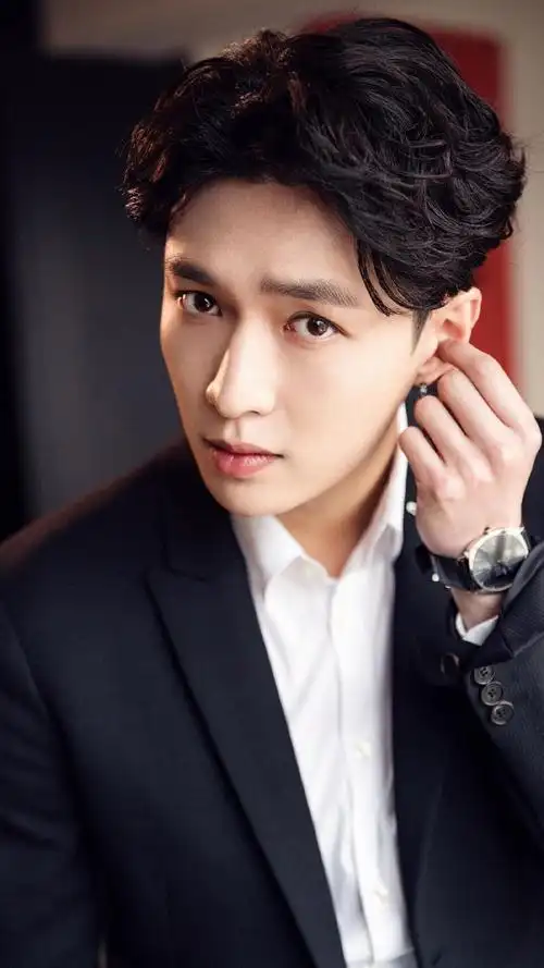 张艺兴西装帅气写真