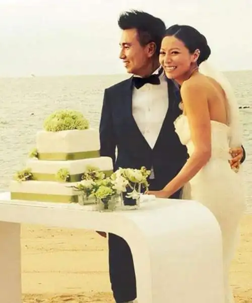 渣男现世报滕丽名贵妇式包场滑雪魏骏杰连环被绿转战内地带货