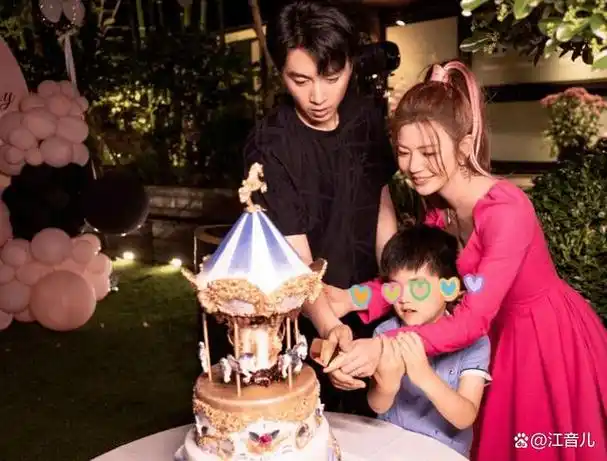 陈妍希香港与友人聚餐,聊得手舞足蹈,素颜依旧比普通人漂亮好多