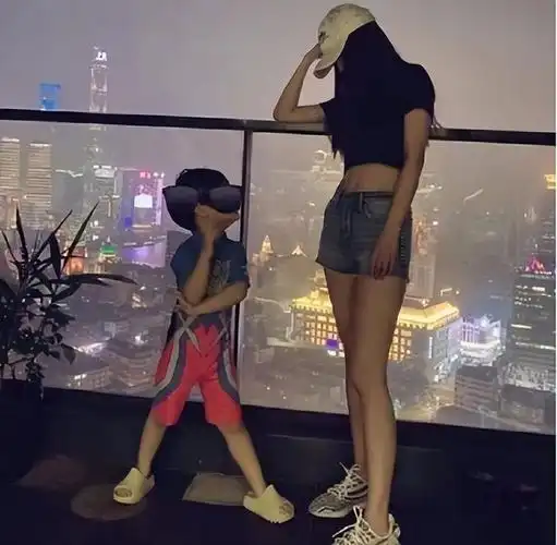 而且最重要的是,baby和黄晓明物质条件不错,肯定不会亏待了儿子