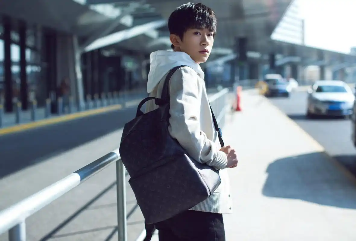 易烊千玺时尚炫酷杂志拍摄桌面壁纸