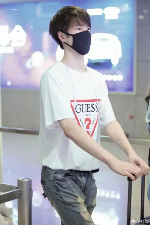 20160627北京机场王一博白色t恤,图6无敌剪刀手真萌#街拍#cr:logo