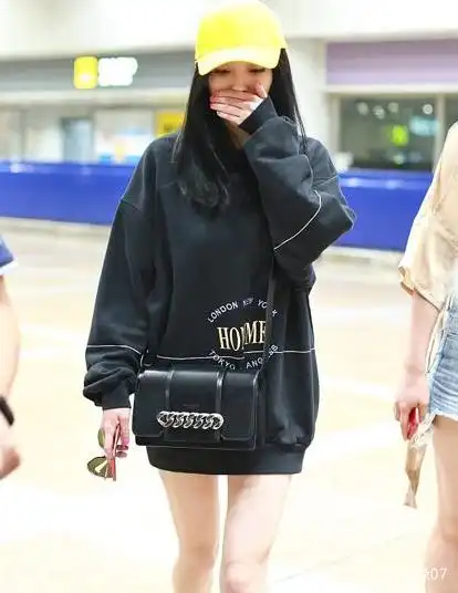 女星打哈欠时,杨幂捂脸,赵丽颖萌化了,而她却形象全无!