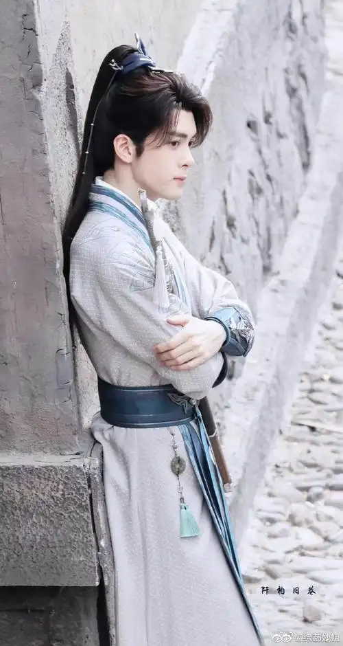 曾舜晞莲花楼饭拍路透手里拿着剑靠在墙上好帅