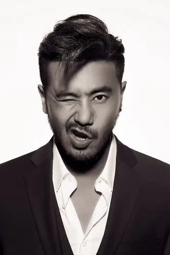 陈亦飞实力自黑莽荒老boy网友咱们年轻着呢