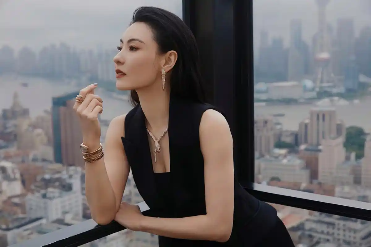 张柏芝# 一袭黑色挂脖礼裙,肤白貌美的容颜,窈窕曼妙的身材,妩媚柔情