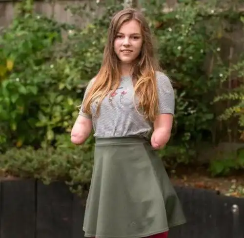 一个没有四肢的14岁小女孩,靠不断练习成为了化妆师