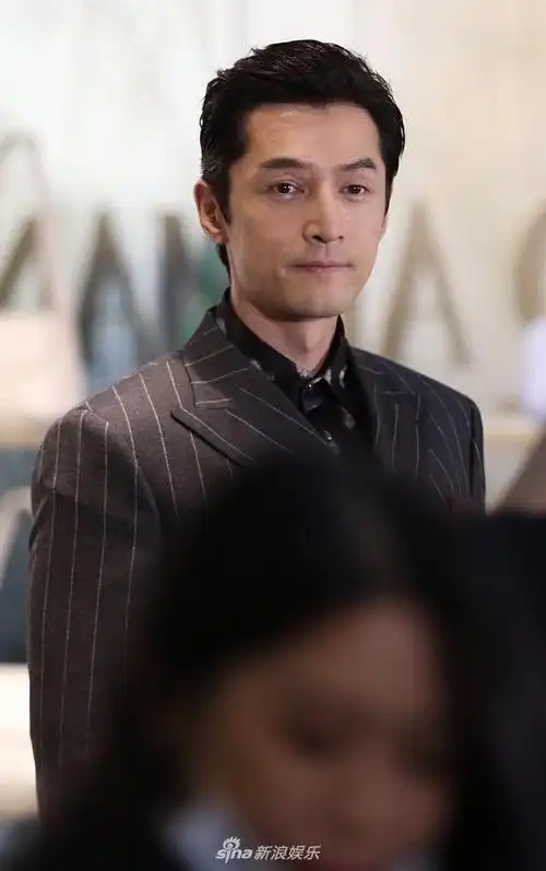 胡歌穿条纹西装优雅贵气背头造型帅气迷人