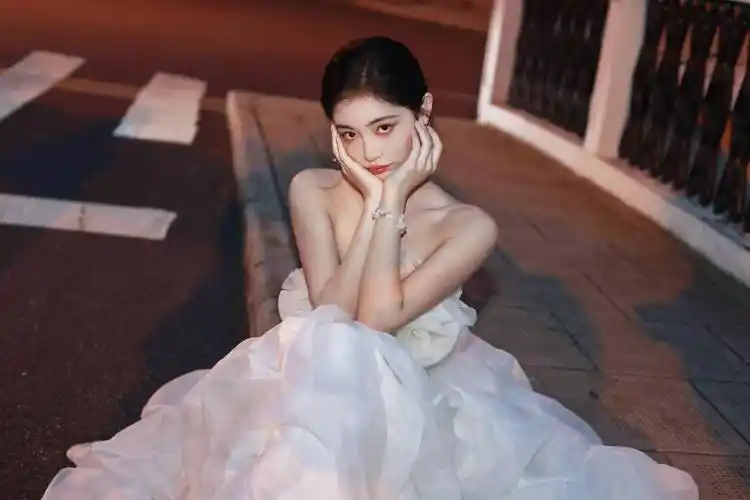 许佳琪白色玫瑰婚纱大片释出 性感绝美似在逃公主_活动_上海_时装周