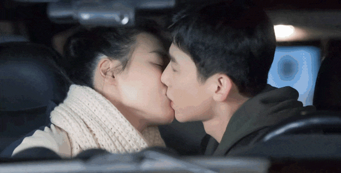 吻技不再生涩白敬亭开端中与赵今麦吻戏比城池进步