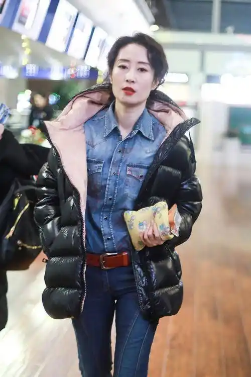 43岁刘敏涛凭低腰裤美回30岁,平坦小腹惹人羡,不穿高跟也能175_牛仔