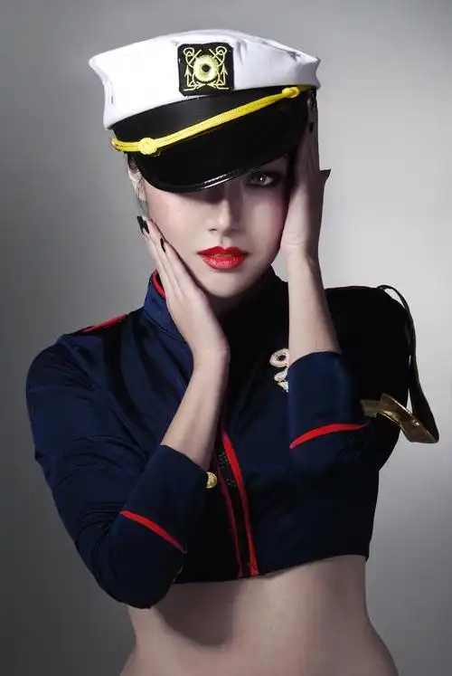 穿军装的美女图片