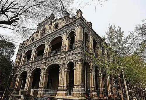 焕新胡同21号醇亲王南府,我从西单南部的笔管胡同走进,这个深宅大院是