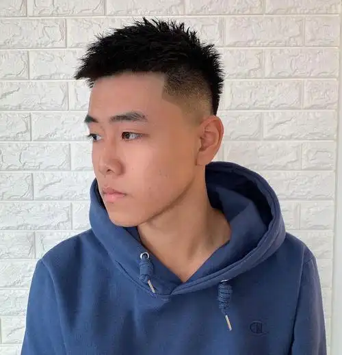 男生不管怎么剪发型,还是"两边铲光"比较帅气,干净利落显精神