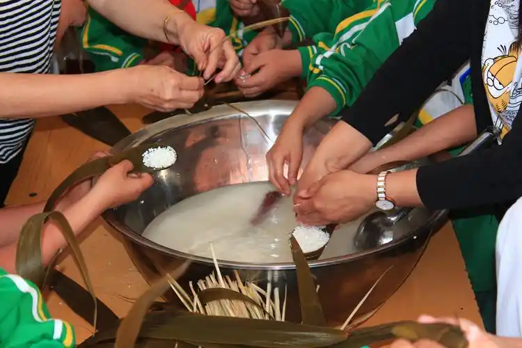 虹小三(1)中队弘扬传统文化--端午节包粽子实践活动