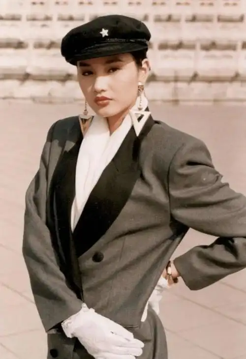 她也是90年代最火的挂历女郎,当时就有"南周迅,北瞿颖"之说.