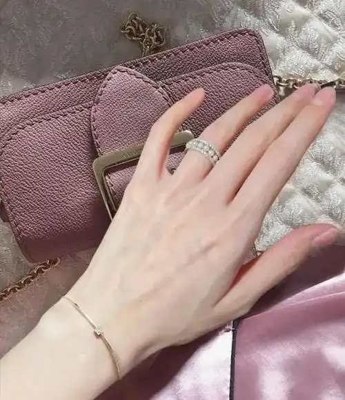 俗语有云,手乃女性的"第二张脸",每位女士都渴望拥有一双白皙细腻的手