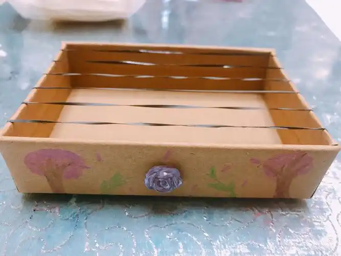 当乐器或者敲击桌面时,会引起空气分子有节奏的振动,使周围的空气产生