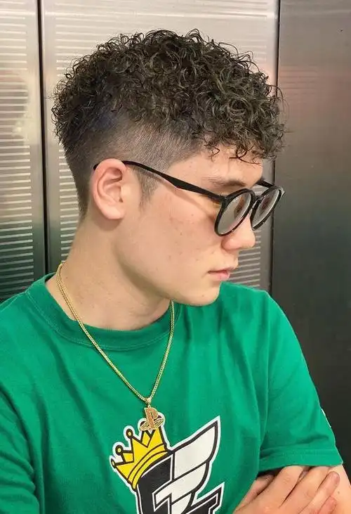 男士发型新风尚两侧铲短头顶烫卷卷