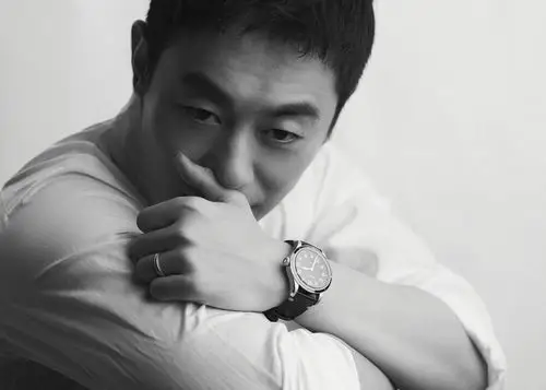 朱亚文白衣造型大片释出微笑治愈眼神写满故事氛围