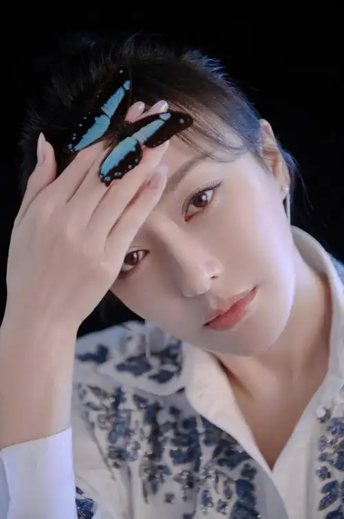 40岁女星刺绣长裙温婉迷人