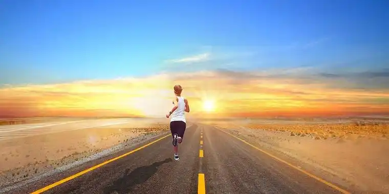 蓝色金黄色唯美人物努力奔跑展板背景