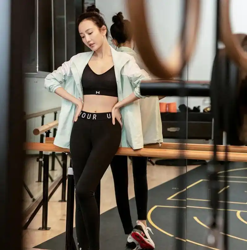 原创王鸥在健身房拍大片穿露脐背心搭配健美裤双手叉腰略显大气